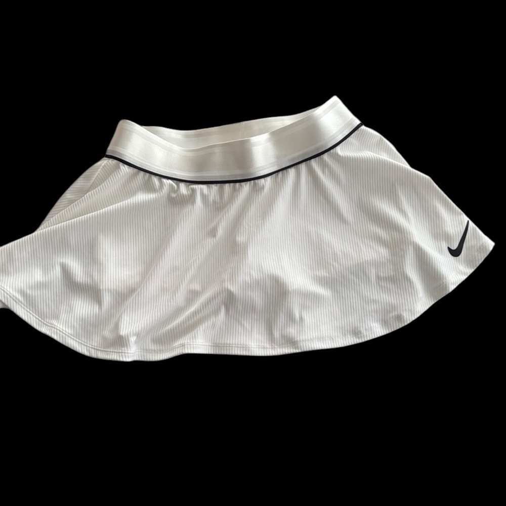 Nike Court Girls Victory Skirt NWOT Sz M. Bought at Nike Dubai Mall